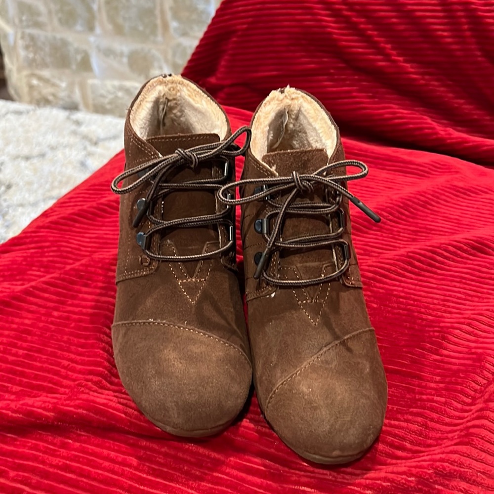 Toms brown booties with faux fur lining.